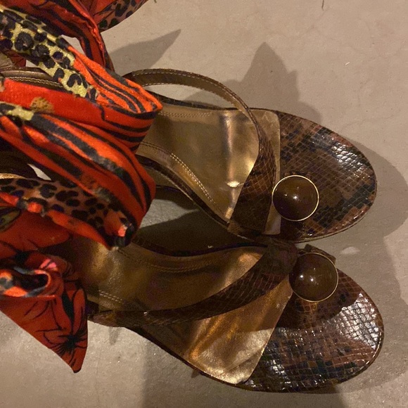 Like new Carlos Falchi print wedges 7.5M - Picture 5 of 6